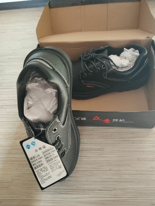 Нови работни обувки с бомбе