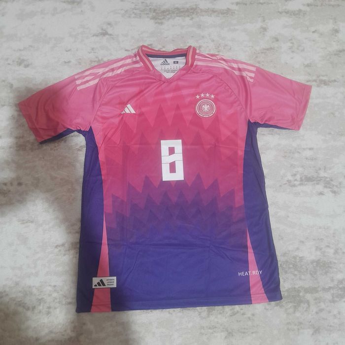 Спортни  тениски на едро шест броя по 15 лева бр