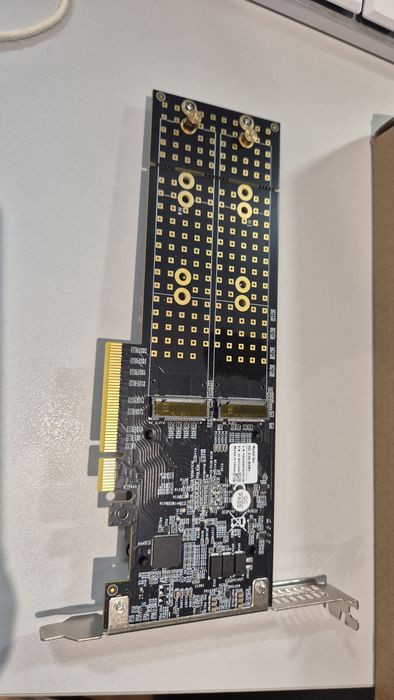 Card Extensie Quad NVMe PCIe x8 – Suportă 4 SSD-uri (Fără Bifurcation)