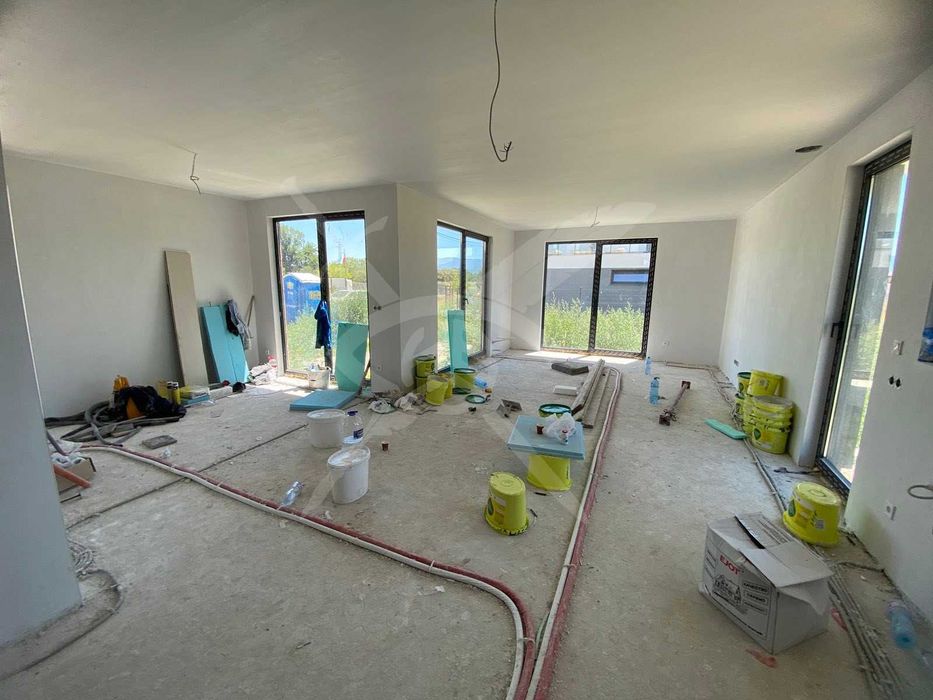 Продава се Къща в с. Оризари, Област Пловдив - 245 кв.м за 1123 €/кв.м - Снимка #1