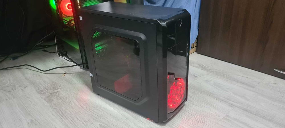 Carcasa PC, cu plexiglas, ventilator Rosu, completa, putin folosita