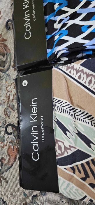 chiloti barbati scrie pe ei Calvin Klein