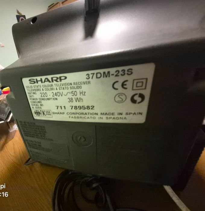 Vand televizor cu tub marca sharp