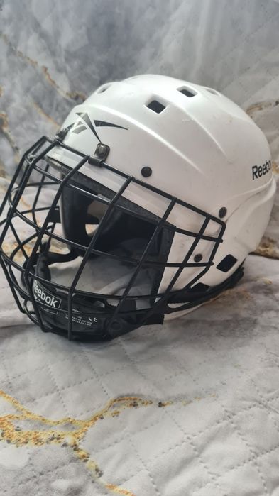 Продам шлем хоккейный