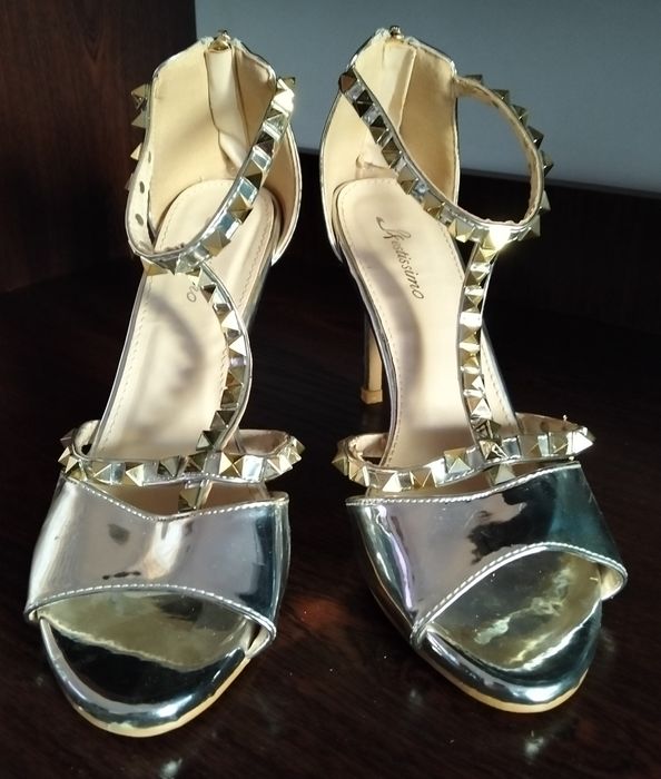 Sandale damă argintii, Noi