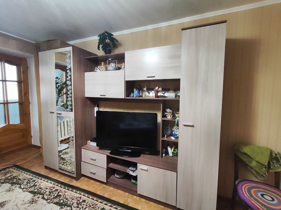 Стенка вместе с плательным шкафом