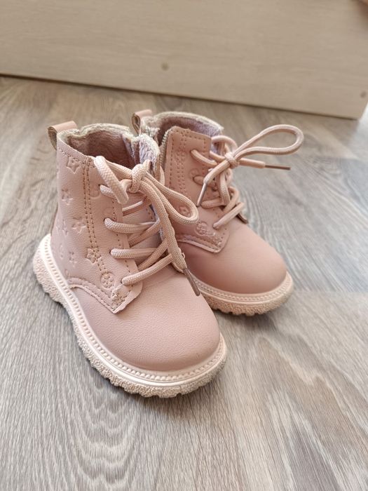 Продам детскую обувь