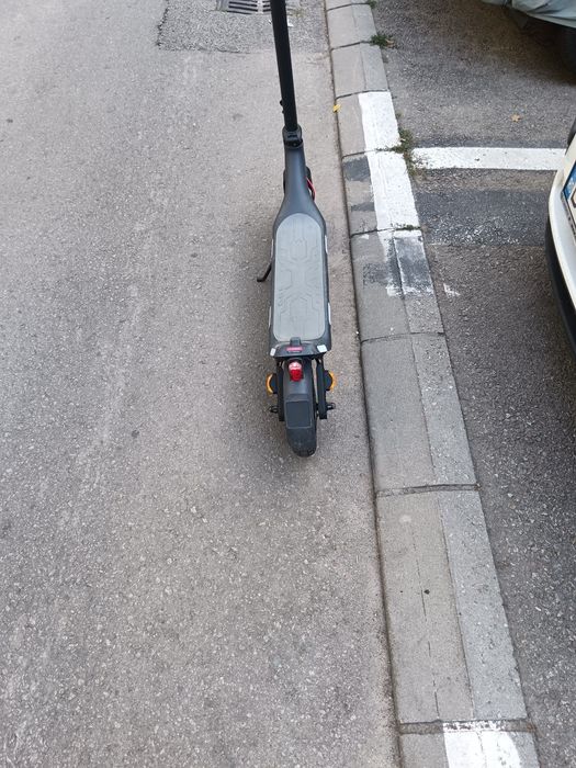 Vând trotineta pentru adulți cu roti de 10 inch