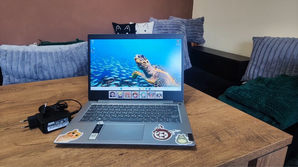 Лаптоп с Intel Core i3 (10th Gen) / Windows 11 Pro + Office