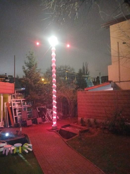 Coloana Infinitului – Stâlp de lumină sculptural, inspirație Brâncuși