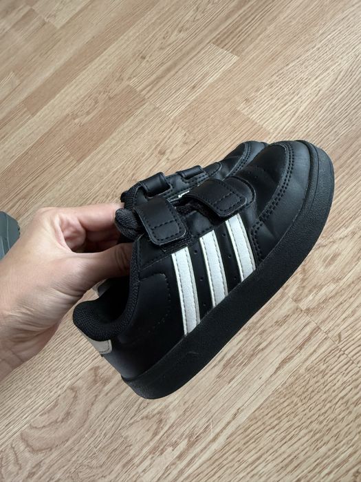 Продам детские кроссовки adidas оригинал 26.5 размер