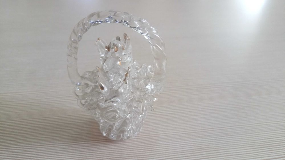 Комплект от два броя порцеланови статуетки и една стъклена кошничка.