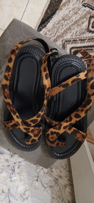 Продам босоножки