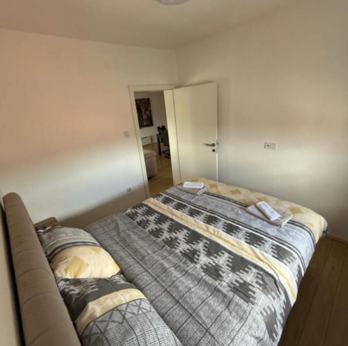 Тристаен  апартамент под наем 670  Евро