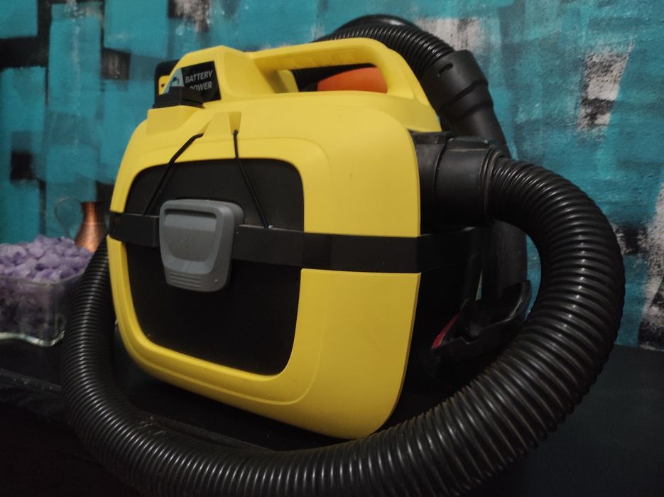 Vând aspirator portabil 18 va  Karcher VD1 cu toate accesoriile