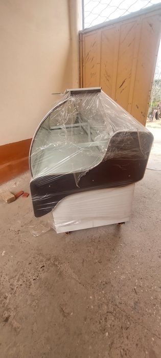 Продаётся витринный холодильник