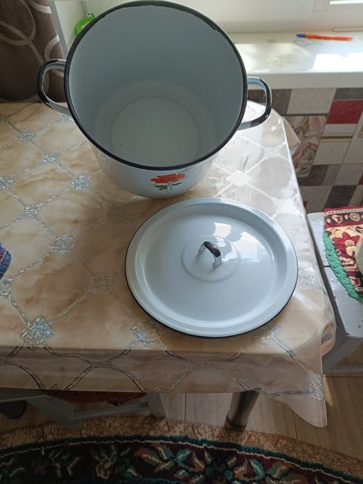 В продаже кастрюльки цена от 2500
