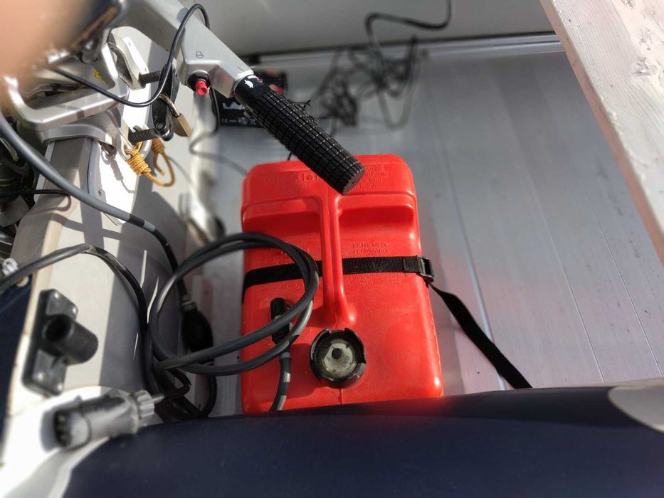 Продавам лодка с извън бордов двигател и колесар