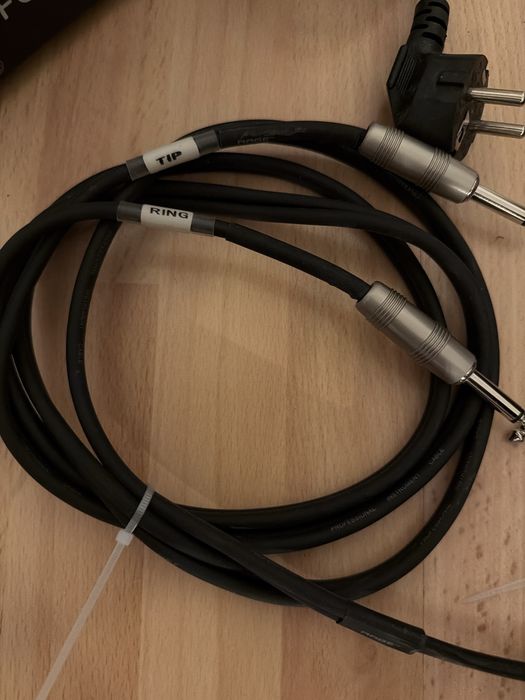 Mașină fum Redshow FOG-15 + pedale Roland + cablu audio