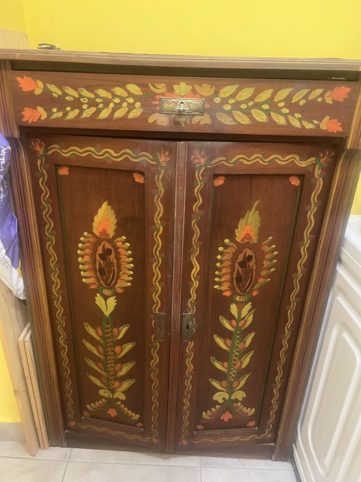 Dulap pictat din lemn