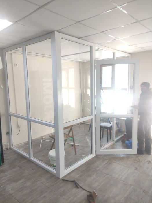 Пластиковые двери витражи перегородки