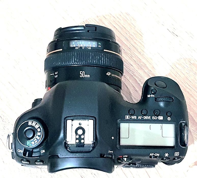Canon 5D mark III + Canon 50mm 1.4 + 2 carduri de 64gb