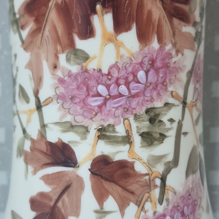 Vază veche pictată manual, model floral relief