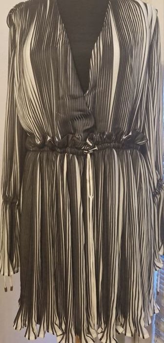 Рокля S-M плисирана в черно и бяло