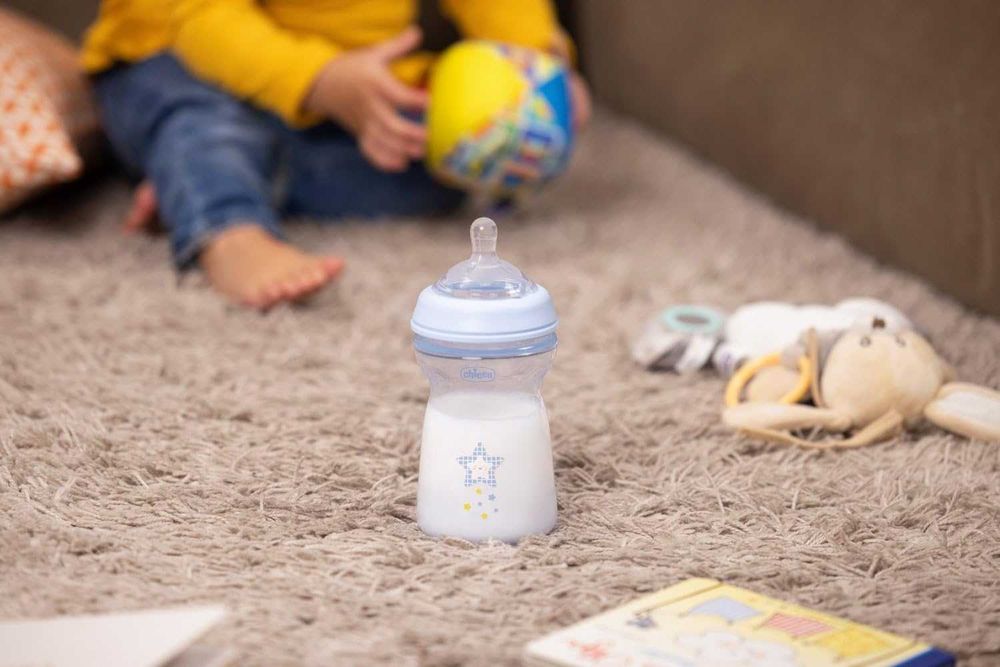 Chicco NaturalFeeling – кърма против колики, 6+ мсек, 330 мл, биберон без силикон, бърз поток, комплект от 2 бр.