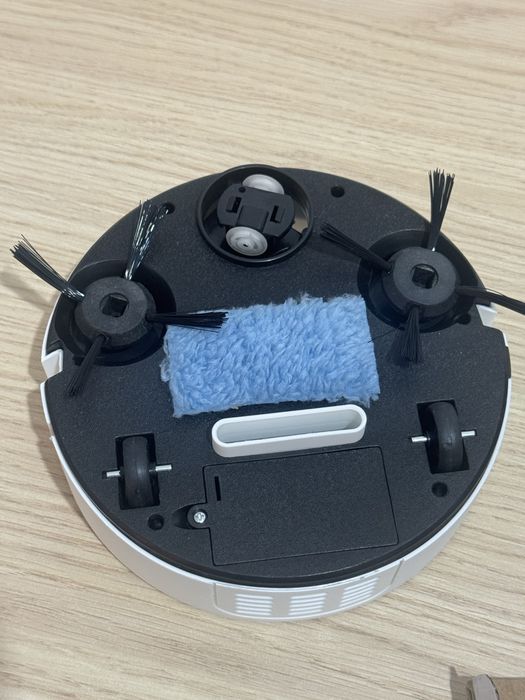 Aspirator robot pe baterii