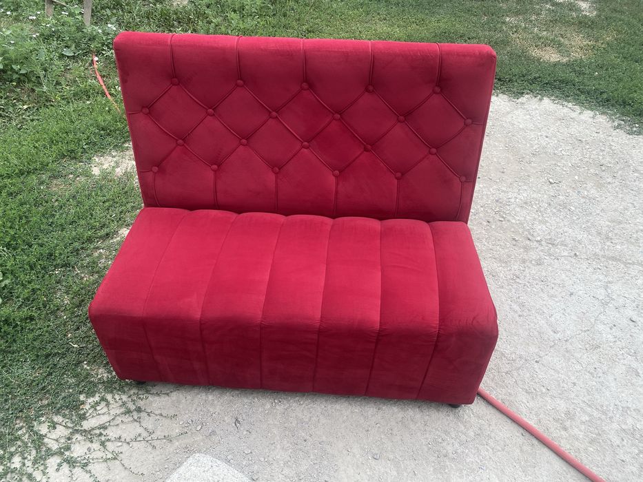 Прадам диваны в кафе