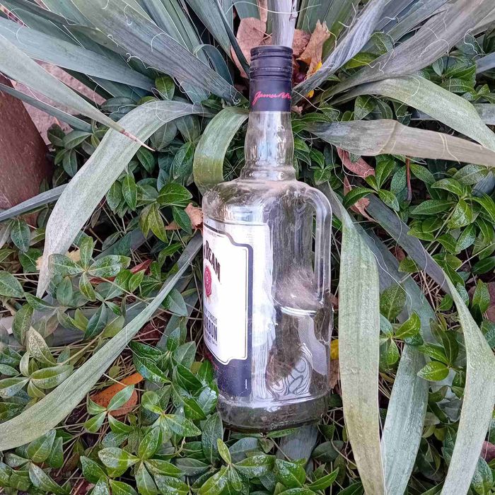 Стъклени бутилки (шишета) от уиски Johnnie Walker 1.75 л.