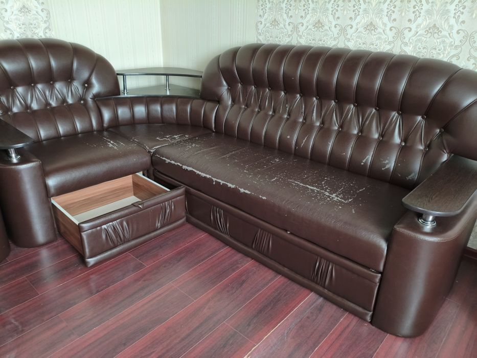 Продается угловой диван с креслом