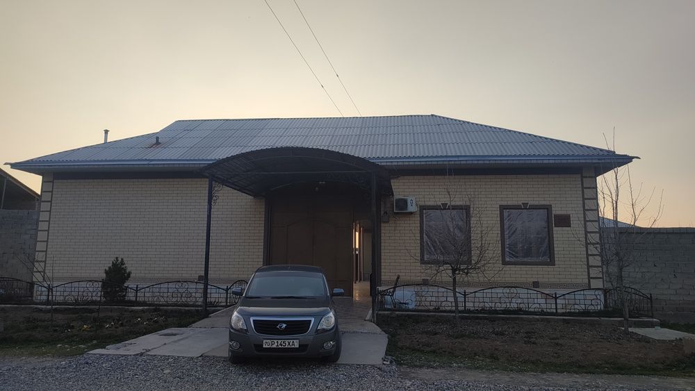 Ассаломалайкум 6 сотихли ховли сотилади тайёр узимиз яшаш учун курилга