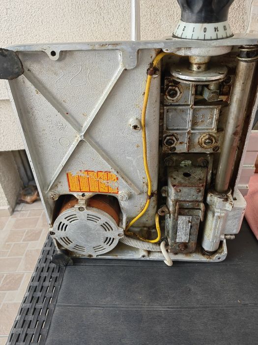 Продавам професионална кухненска машина за рязане