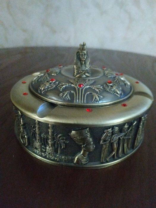 Новая Продаю пепельницу