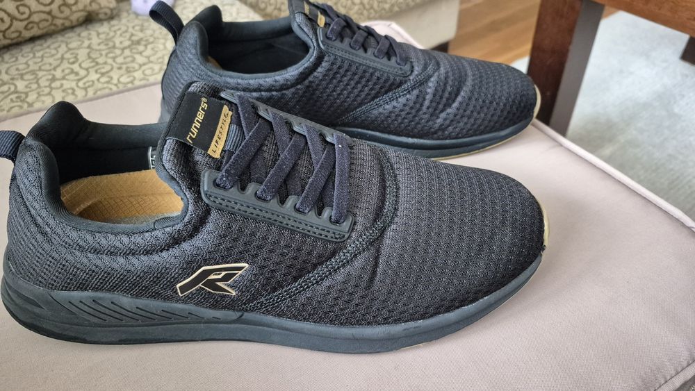 Нови маратонки, 45-ти номер