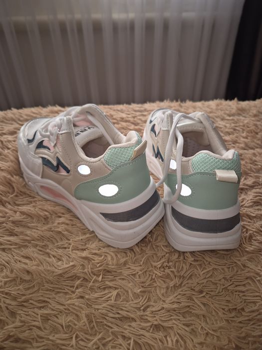 Продам женские кросовки