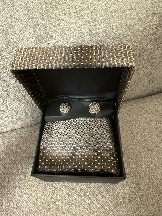 Галстук, запонки и платок