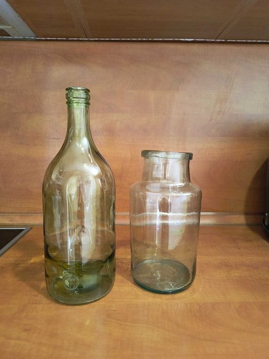 Стъклен буркан и бутилка