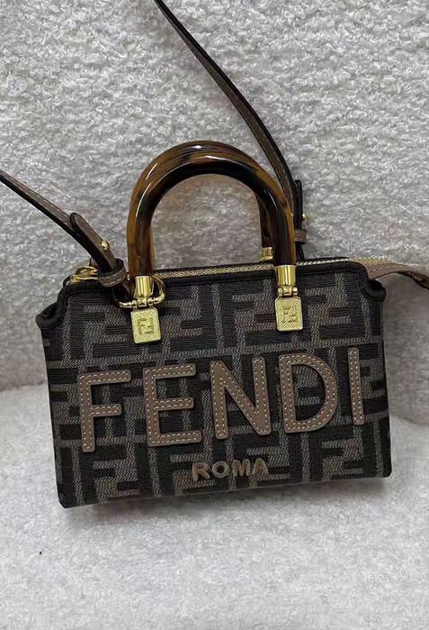Продам новую сумочку от fendi женскую.