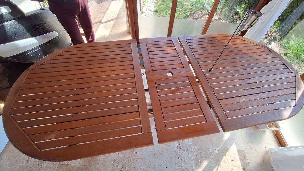 Дървена градинска маса