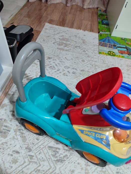 Продам детскую машинку толокар