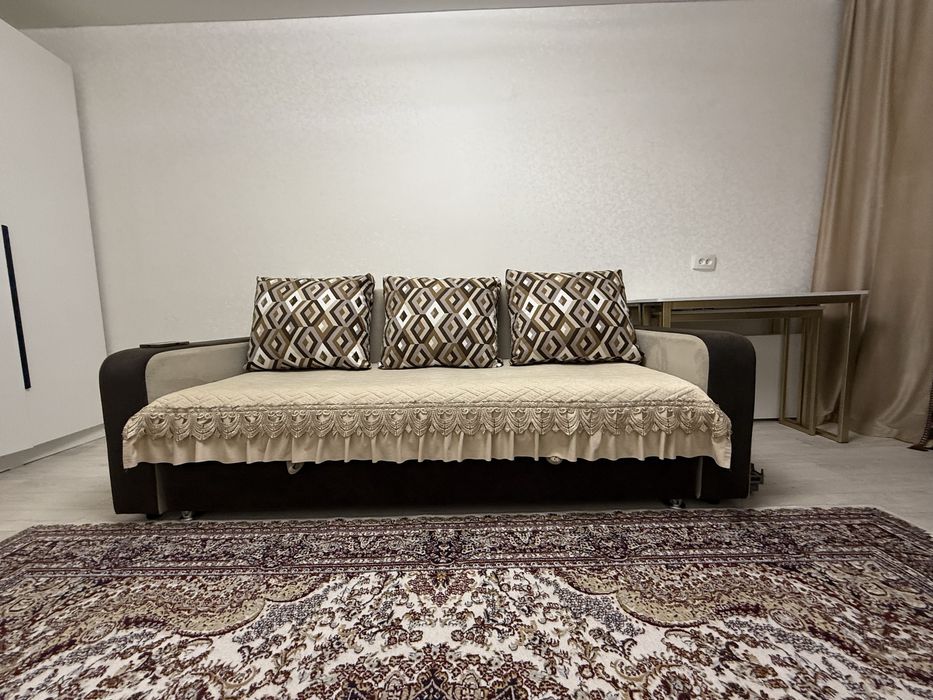 Диван и шторы в комплекте