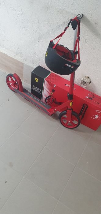 Продавам тротинетка с каска за дете и скейтборд