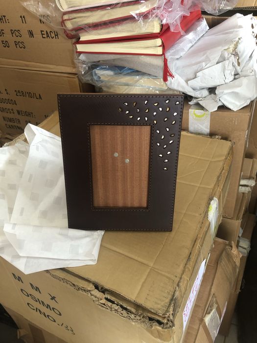 Rame foto inbracate in piele