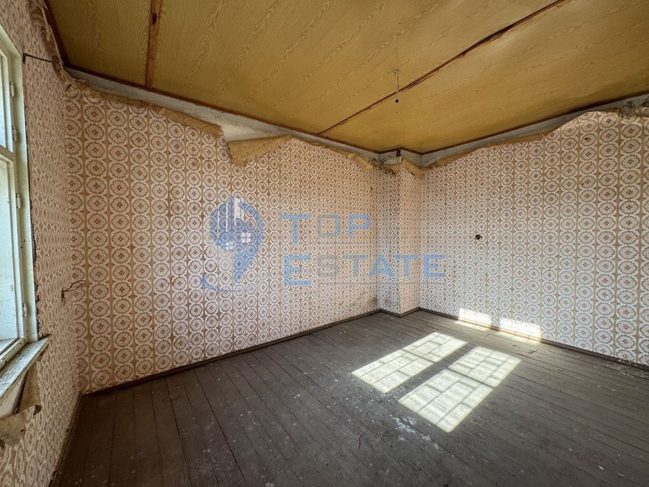 Двуетажна слънчева вила във вилната зона на град Бяла Черква