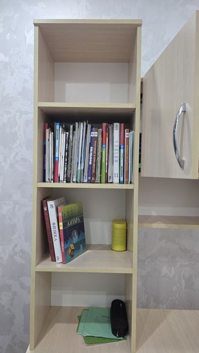 Продам письменный стол с полками