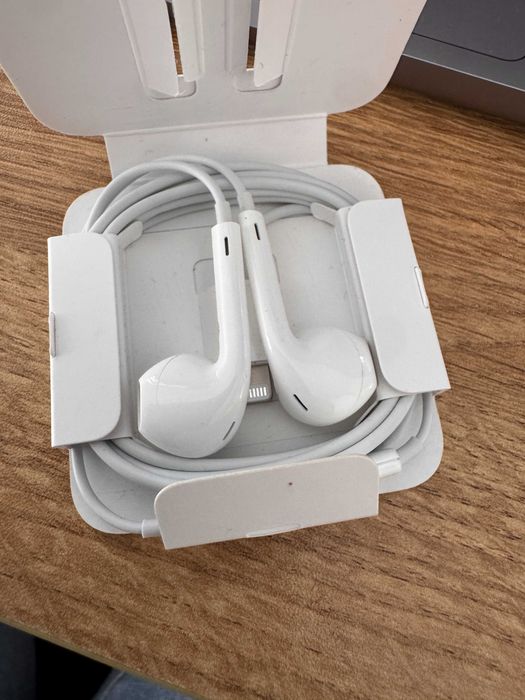 Căști Apple EarPods cu mufă Lightning – nefolosite