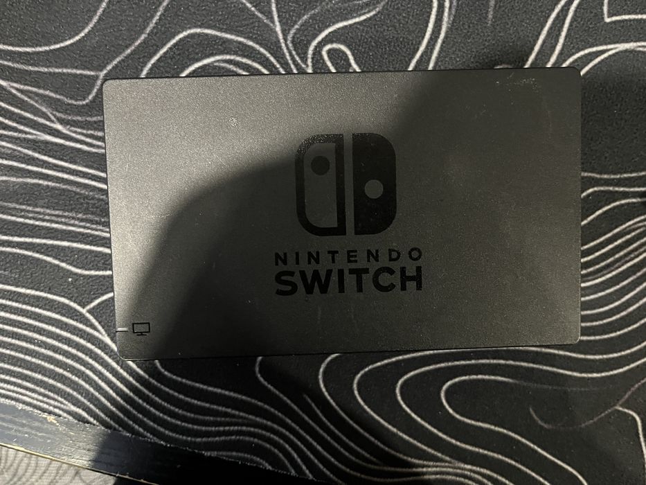 Nintendo switch с 2 игри и 2 SD карти  + подарък Super mario party